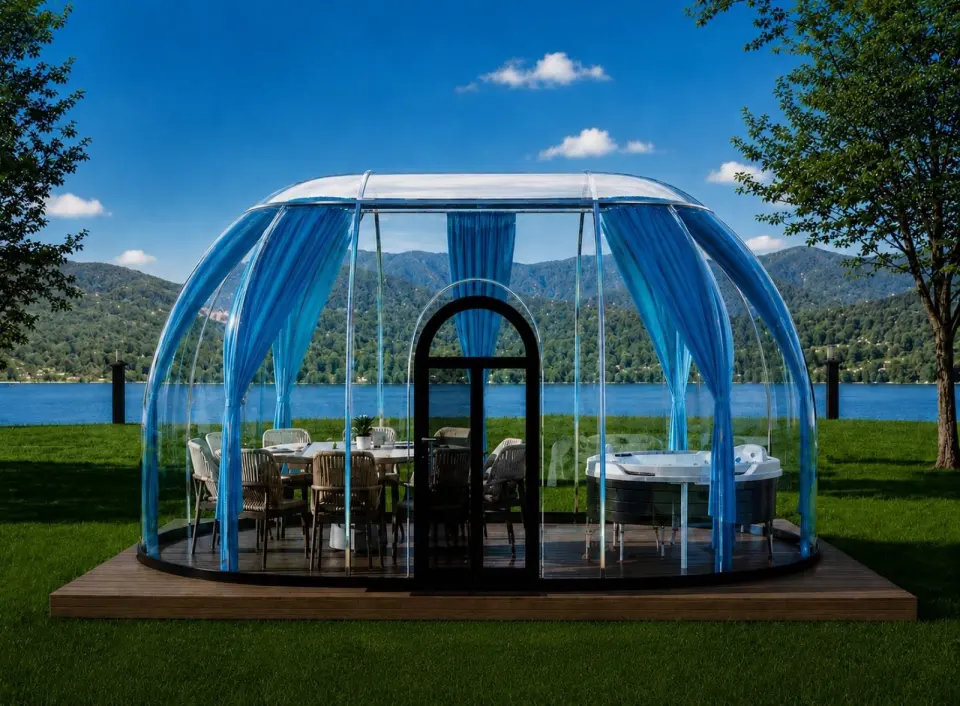 Providna glamping kupola sa plavim zavjesama pored jezera
