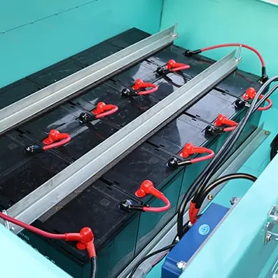 Električni viljuškar RF25E – ojačani kablovi baterije