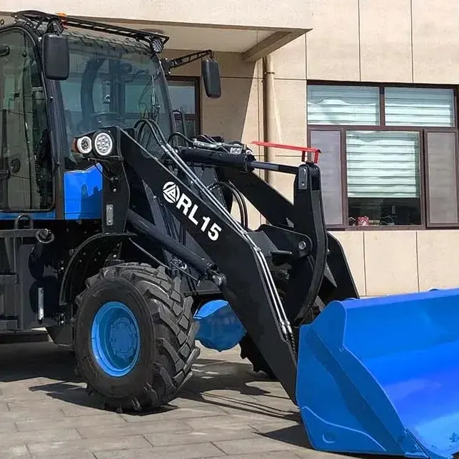 Utovarivač točkaš RL15 na terenu
