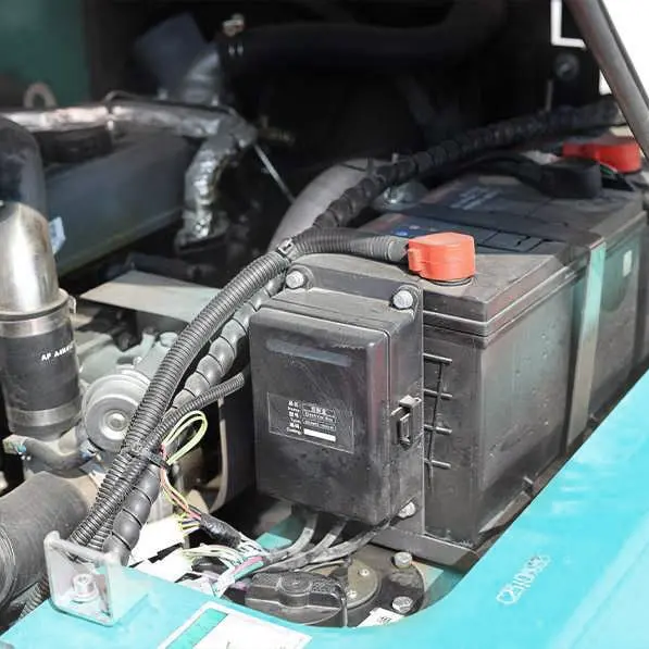 Dizel viljuškar RF50 – akumulator u motornom prostoru