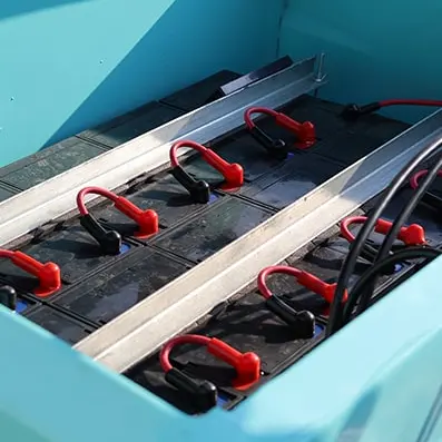 Električni viljuškar RF15E – ojačani kablovi baterije