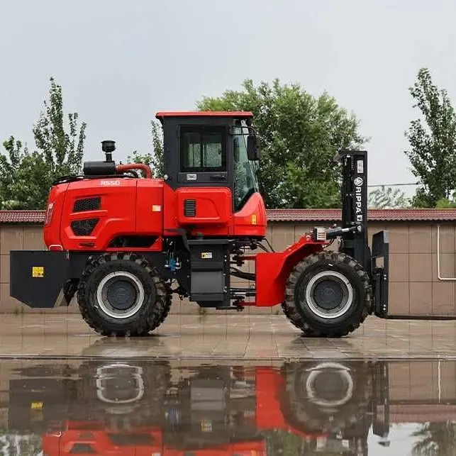 Rough terrain forklift R550 at work