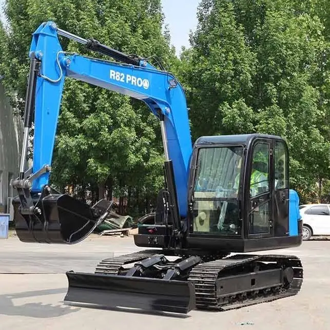 Mali bager R82 na terenu
